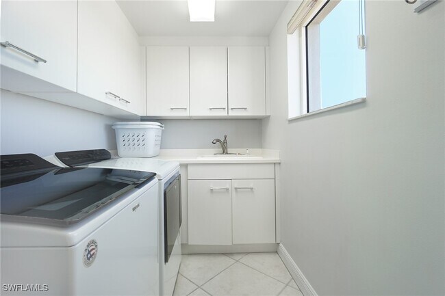 Building Photo - 7225 Pelican Bay Blvd