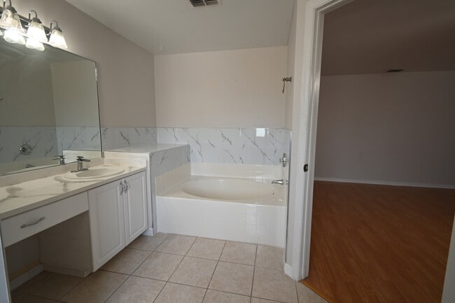 Building Photo - 136 SE 19th Ln