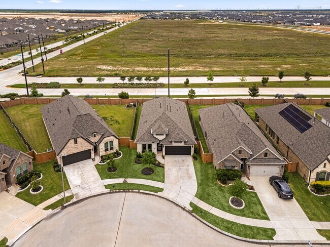 Building Photo - 8711 Hbr Pnes Dr