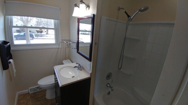 Building Photo - 3 Bedroom 1 Bath Adorable Cape Cod