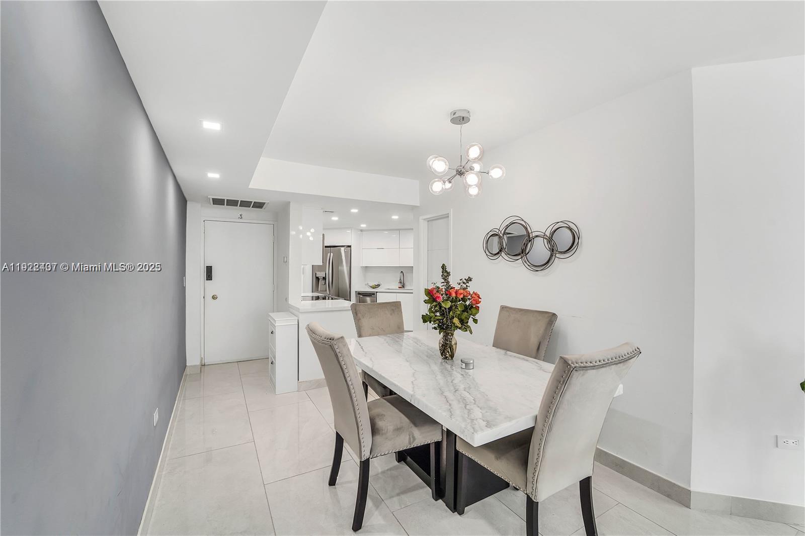 Building Photo - 999 Brickell Bay Dr