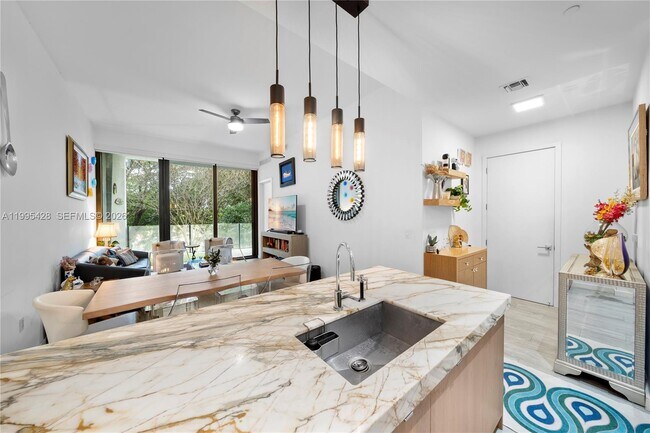 Building Photo - 2831 S Bayshore Dr