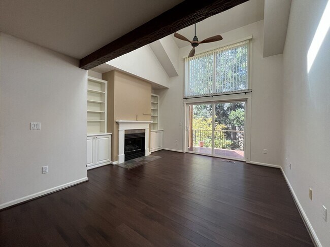 Building Photo - Incredible Forrest Park Townhome!! 2 bedroom, 2 bath, HUGE attached Garage!