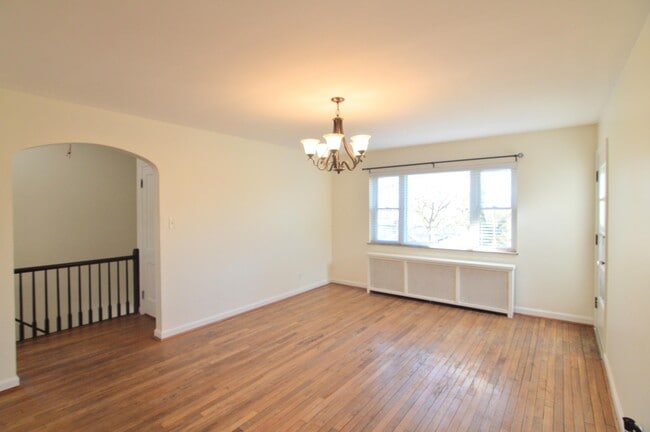 Building Photo - 27 Sunnymede Dr