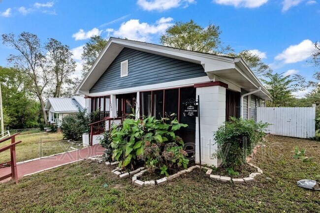 Building Photo - 1245 Waverly St