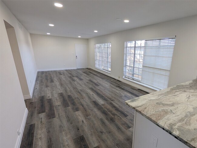 Building Photo - 2101 Fountain View Dr