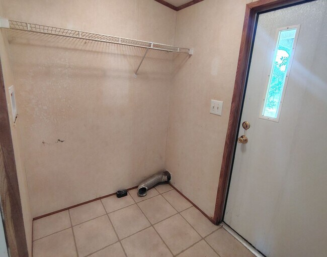 Building Photo - 225 Community Dr
