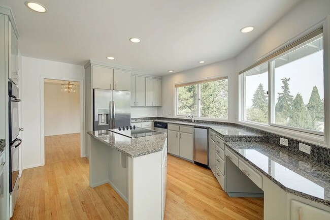 Building Photo - Clyde Hill Home