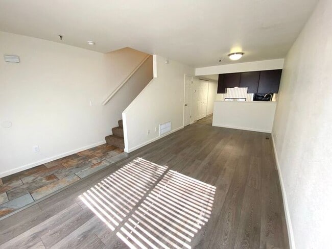 Building Photo - 2 Bedroom Townhouse - Garage/Washer-Dryer ...