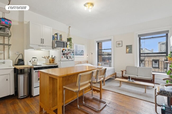 Primary Photo - 118 Montague St
