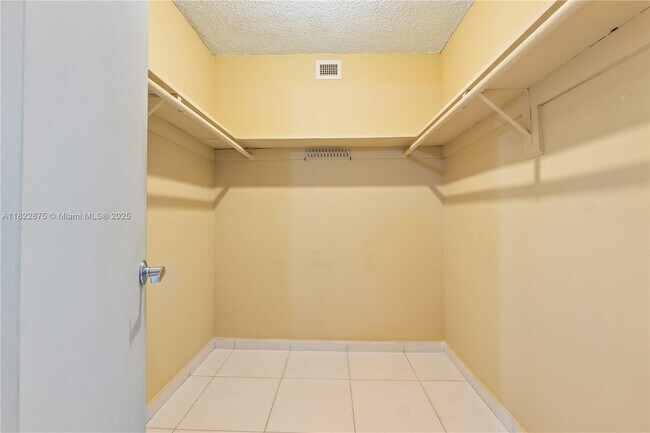 Building Photo - 401 Golden Isles Dr