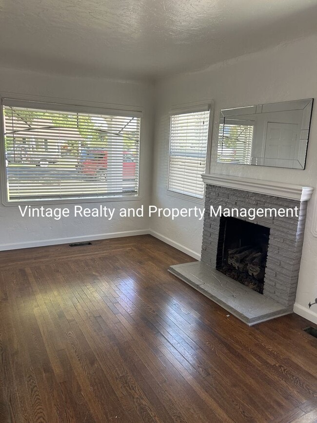 Building Photo - Updated 2 Bedroom Classic Home That's Ready To Go!!!