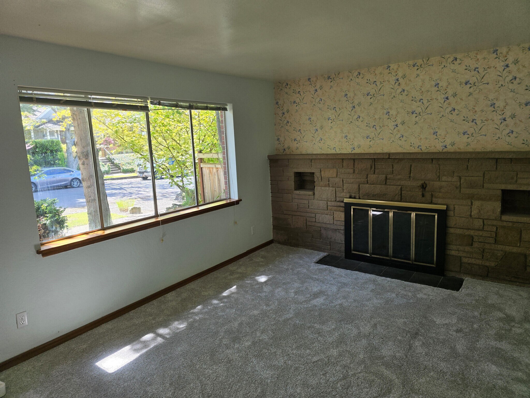 Living Rm + Fireplace - 4005 N 24th St