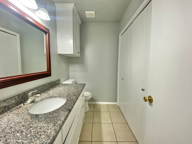 Building Photo - 3 bad 2.5 bath Townhome available now