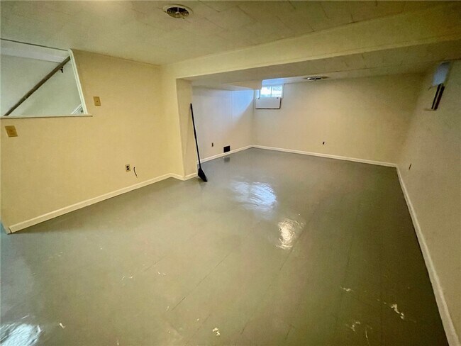 Building Photo - 129 Roselawn Crescent