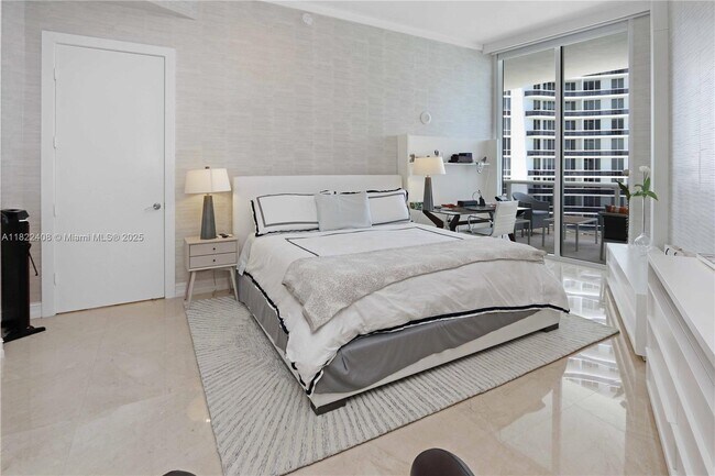 Building Photo - 15901 Collins Ave
