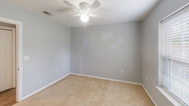 Building Photo - 910 Ave A