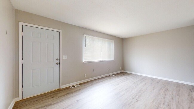 Building Photo - Elyria - updated 2 bedroom/1 bath townhouse.