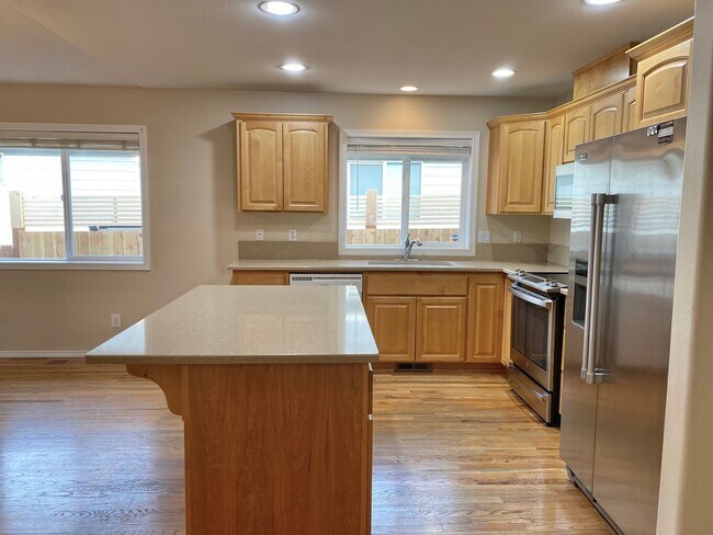 Building Photo - Spacious single-level 3 BR + office in NE ...