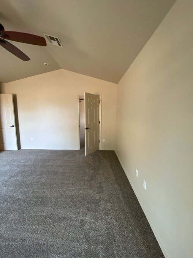 Building Photo - spacious 4 bedroom home in legends west