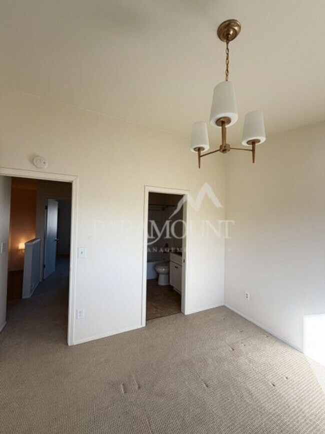 Building Photo - 155 NE Myreboe St