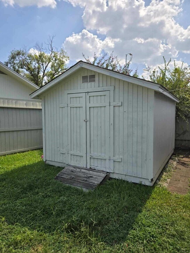 Building Photo - 2231 Latexo Dr