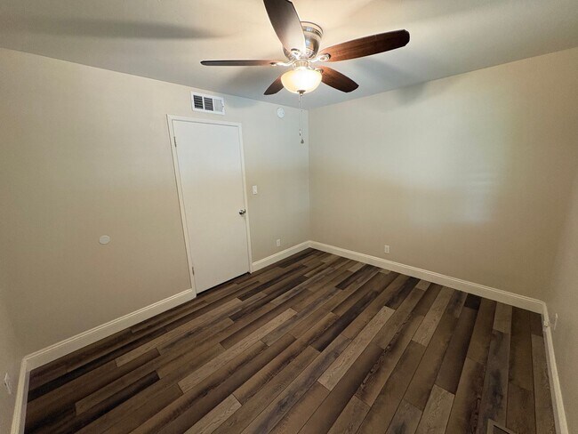 Building Photo - NW Visalia Home Near Country Club Available Now! *Private Showing Only*