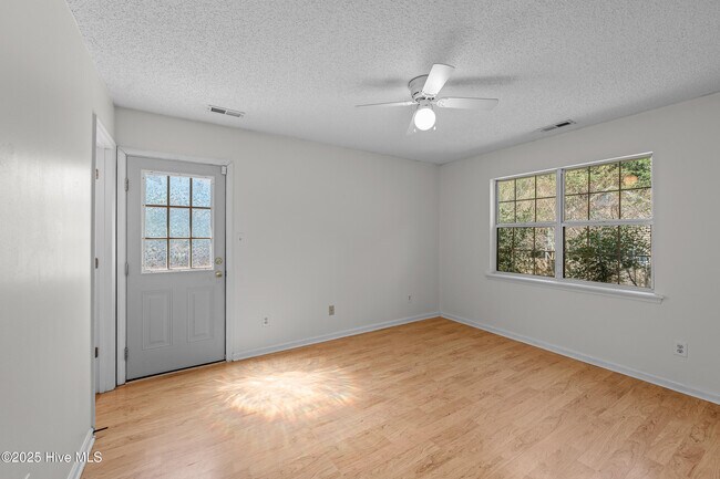 Building Photo - 314 Pebble Ln