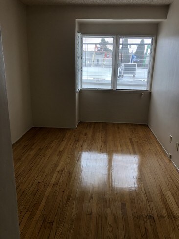 Building Photo - 914 E 68th St