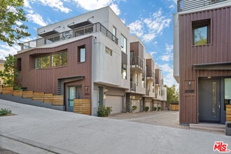Building Photo - 1427 1/2 Waterloo St