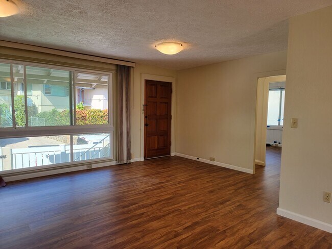 Building Photo - Large Upstairs Unit, Split AC, Renovated