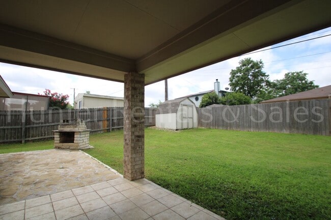 Building Photo - Move-In Ready Gem with Spacious Backyard