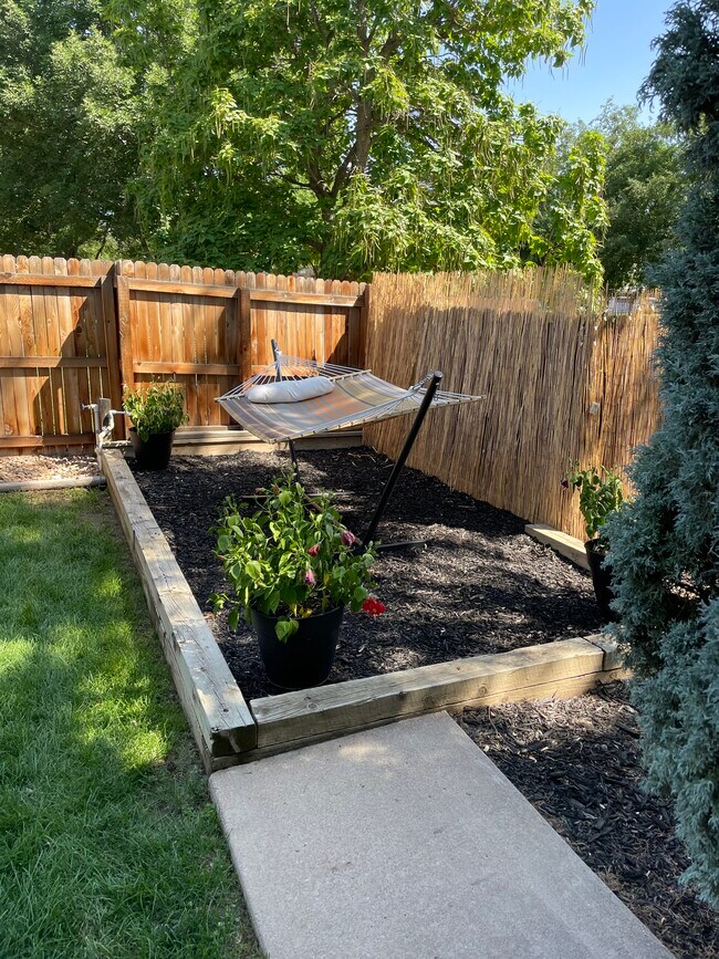 Hammock or Garden Bed - 27 Centaur Ct