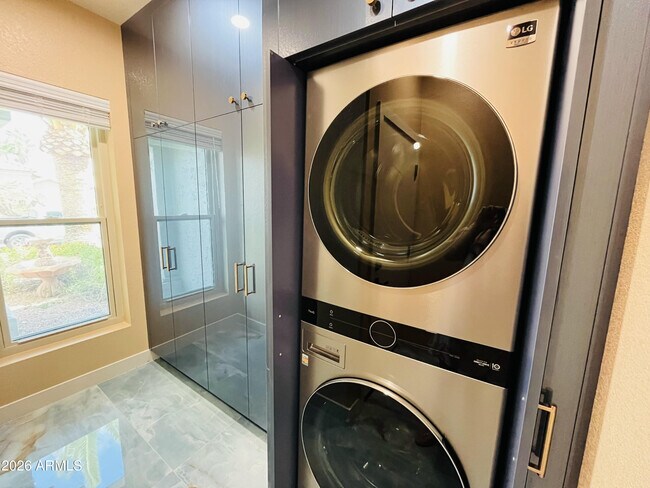 Building Photo - 8709 E Gail Rd