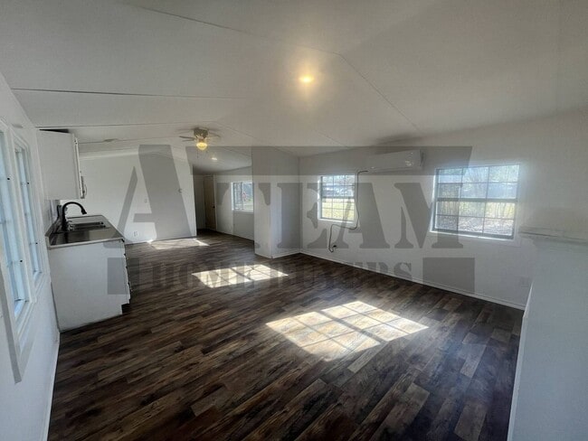 Building Photo - Cozy 2-bedroom, 1.5-bathroom home