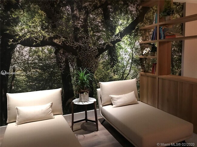 Building Photo - 1010 Brickell Ave