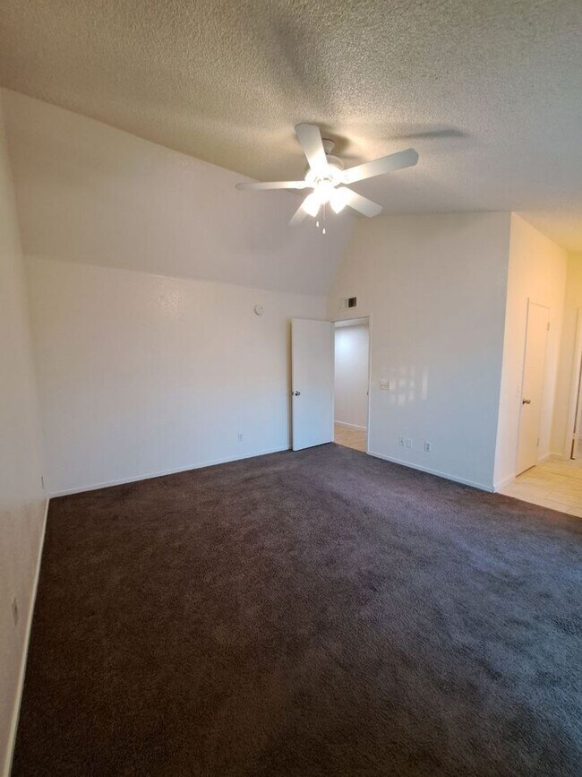 Building Photo - Charming Fresno Home with Beautiful Curb Appeal!