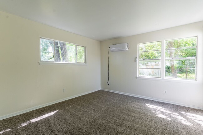 Building Photo - 4-Bedroom Must See!