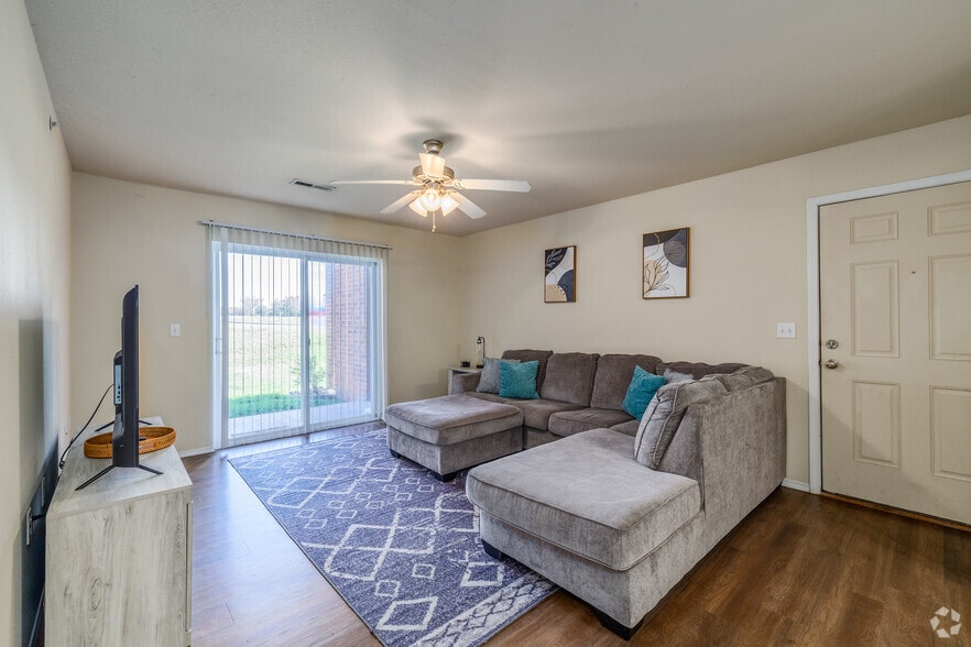 3BR, 2BA - 1310SF - Living Area - Coryell Crossing