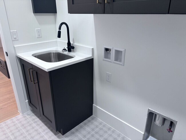 Building Photo - Brand New 6 Bed 4 bath home with built in ...