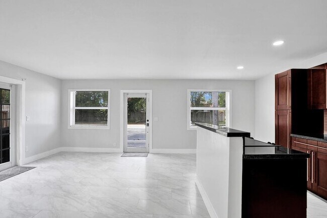 Building Photo - 800 SW 12th Ct