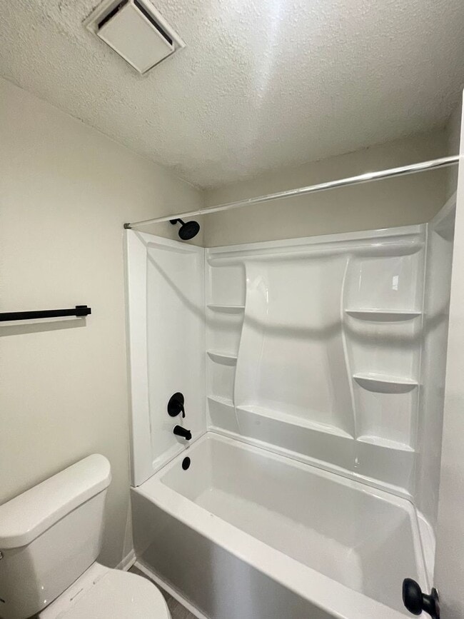 Building Photo - Fully Renovated 1-Bedroom, 1-Bath Condo in...
