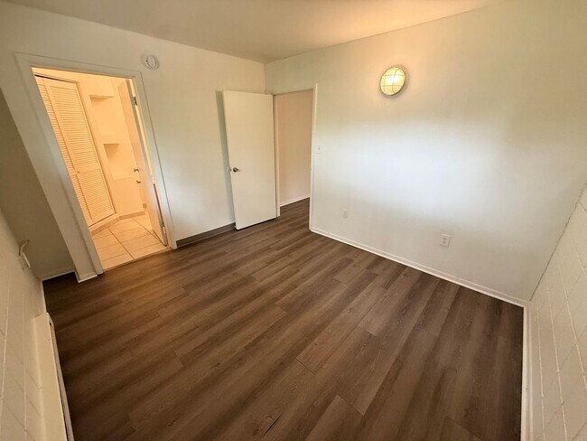 Building Photo - 509 S Bryan Ave