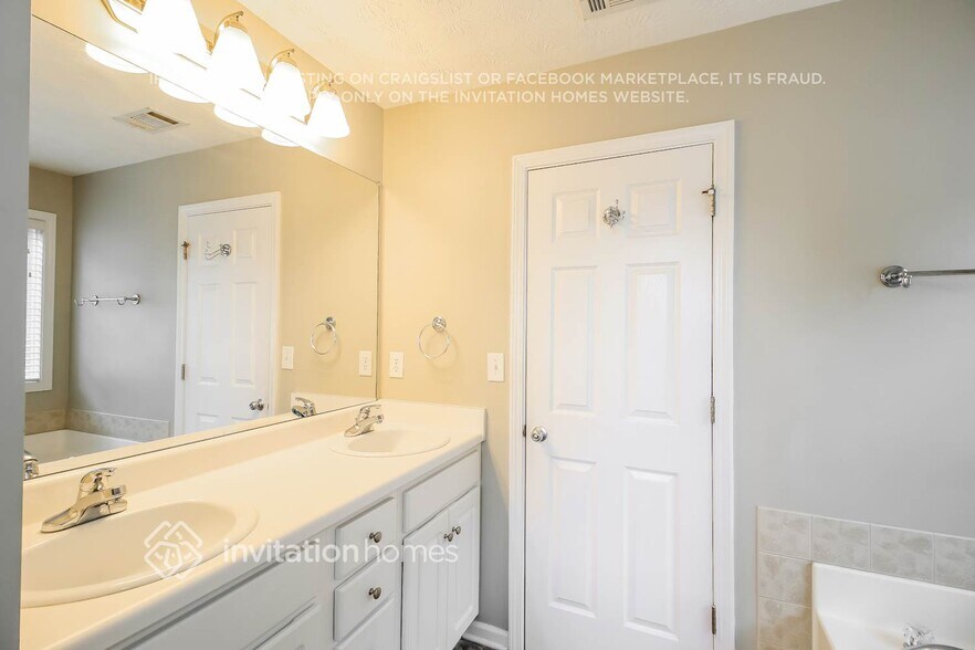 Building Photo - 1521 River Song Way
