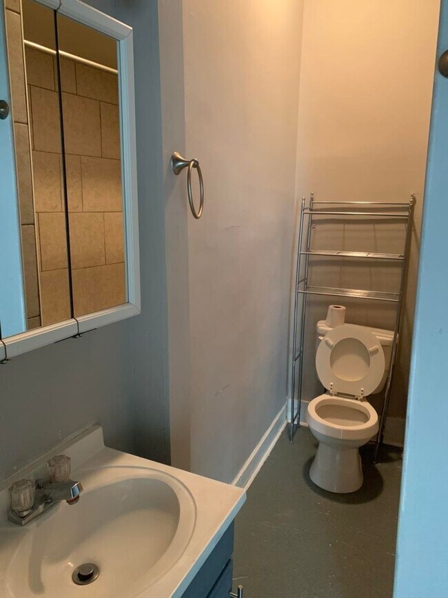 Building Photo - 504 Adams Ave