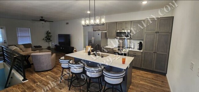 Building Photo - Like New Furnished Home in Lawrence Short Term Lease-Available NOW!!