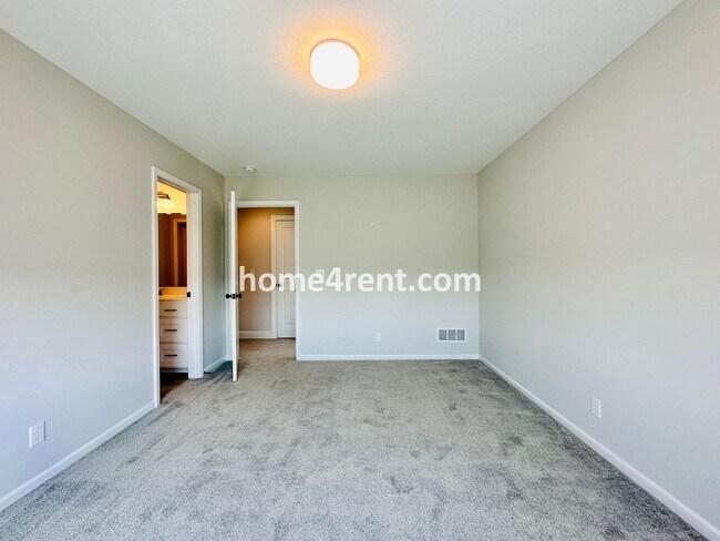 Building Photo - Exceptional Olathe Home in the Cedar Creek Subdivision w/ Wood Floors and a Finished Basment!