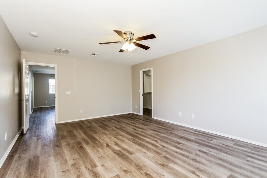 Building Photo - 2466 E Vermont Dr