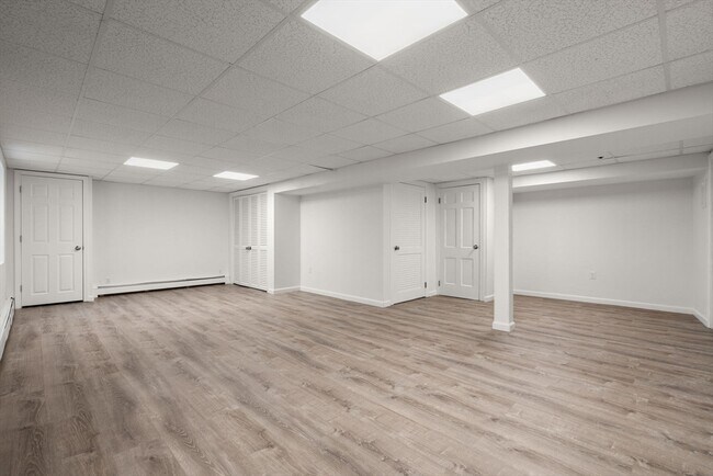 Building Photo - 150 Country Club Rd