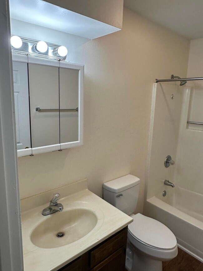 Building Photo - 165 Landings Dr